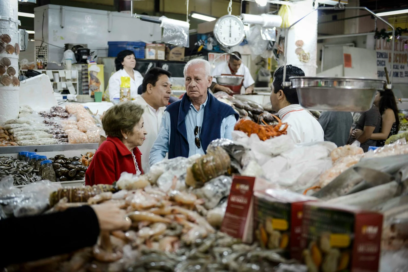 cocina venezolana de la costa - people in a market during daytime