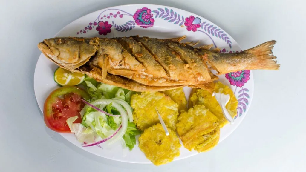 Pescado frito venezolano con Plátano verde